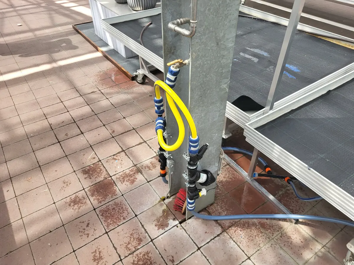Zuleitung mit Ventilen an einer Hallenstütze, am Boden abgedichtet